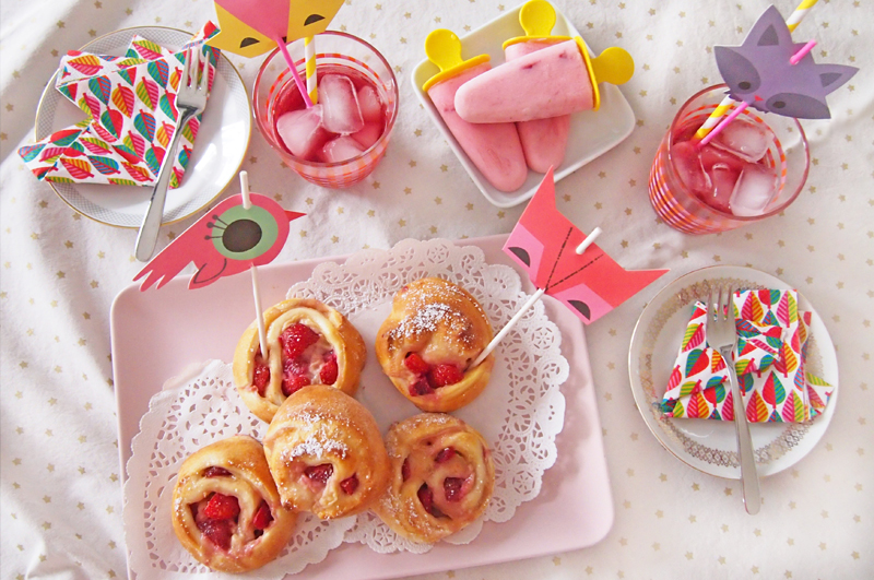 Mittsommer Fest - Ideen, Dekoration und Rezept für Erdbeerschnecken mit Pudding und Erdbeer-Joghurt-Eis selber machen 