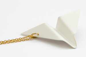 Schmucklabel NORA mit Origami Papierflieger Kette aus Polystyrol, Papierschiffchen Origami, Schmuck