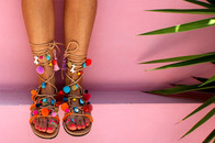 Gladiator Sandalen mit Pom Poms im Ethno-Boho Look von Dimitras Workshop, kaufen bei Etsy