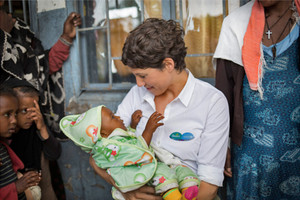 Jasmin Gerat als Botschafterin für die UNICEF Kampagne von Pampers, die die Impfung von Tetanus unterstützt