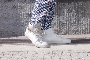 Modetrend - Weisse Sneakers zu schmalen Anzughosen, direkt online bestellen 