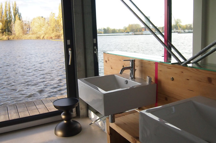Badezimmer im Hausboot, modernes Design, Baddesign und Inneneinrichtung, Huasboot in Berlin als Ferienwohnung mieten