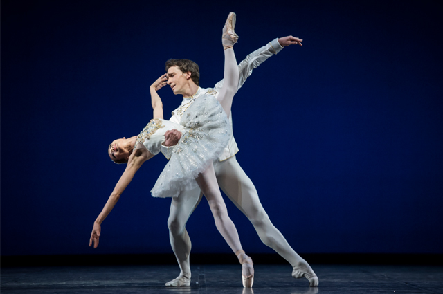 Jewels vom Choreographen George Balanchine aufgeführt vom Staatsballett Berlin, Köstüme von Diamonds, gewinnspiel, tickets gewinnen