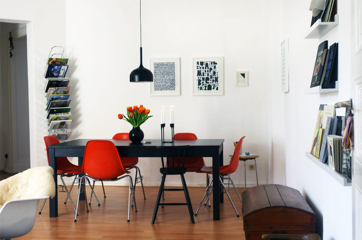 Interior Inspiration und Wohnung mit Eames Chairs in Rot