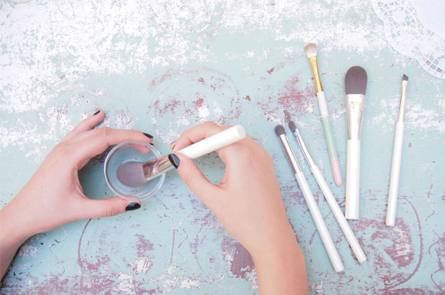 Make-up Pinsel regelmäßig reinigen - Anleitung und Pinselreiniger, Wie reinige ich Make-up Pinsel
