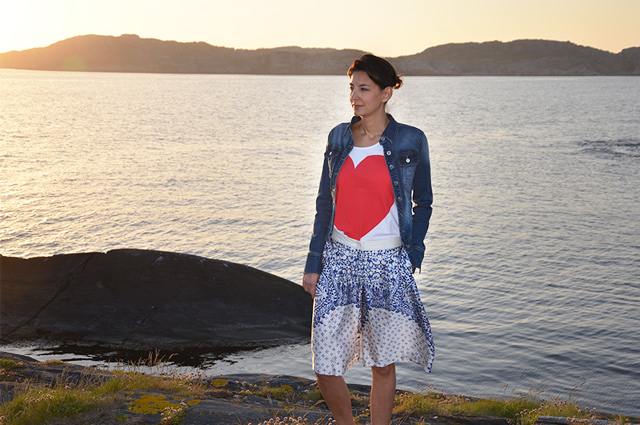 Dieses Outfit direkt online bestellen - Culottes Hosenrock und Herz-T-Shirt von Love Moschino