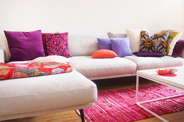 Sofa CARLTON in Grau/Beige von Boconcept und Deko Kissen in bunt mit Mustern, online bestellen 